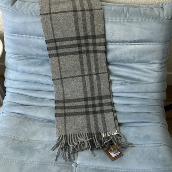 Burberry Grey Wool Scarf NWT 168cm*28cm - Picture 6 of 6
